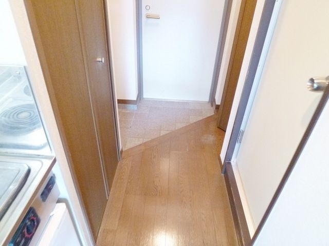 玄関　★左は収納・右奥は扉付き洗濯機置場★