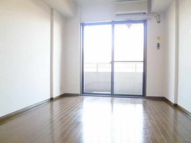 居室・リビング　★エアコン完備・床フローリング★