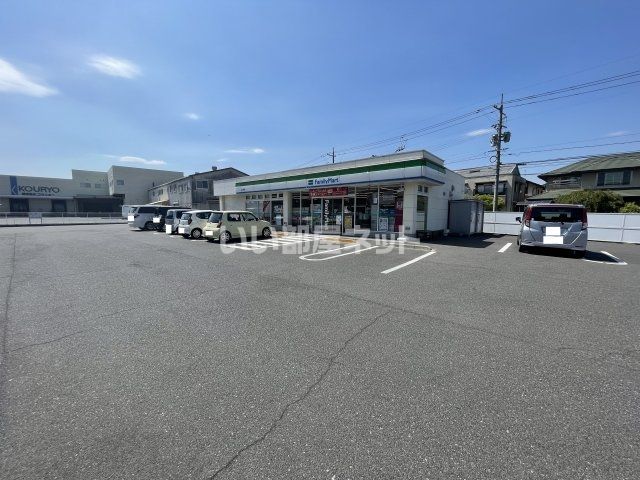 コンビニ　ファミリーマート 岡山長岡店（コンビニ）まで381m