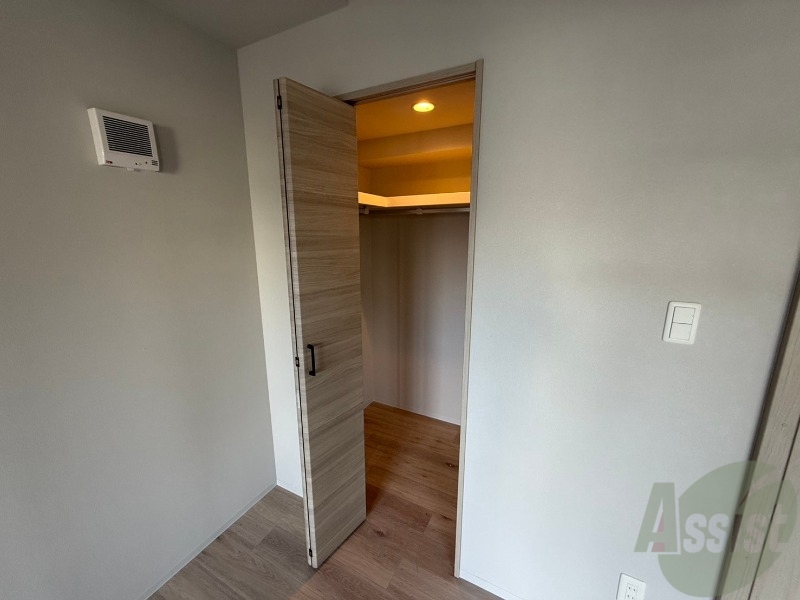 収納　クローゼットを開けてみました。奥行きがありますね。