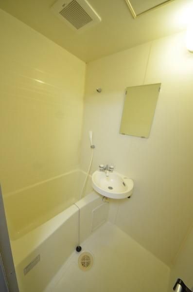 バス・シャワールーム　浴槽・洗面台