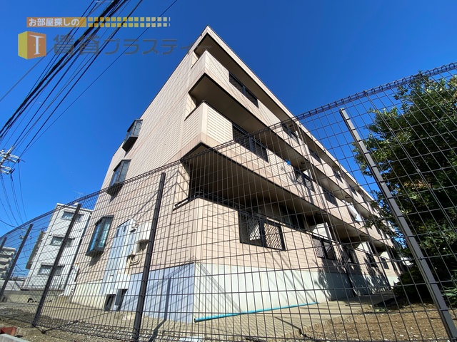 建物外観　ここまで、駅から１本道。迷いませんね。