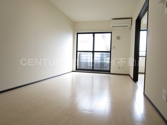 居室・リビング　明るいリビングで快適な生活を♪