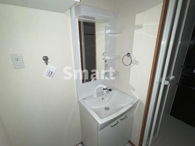 洗面設備　独立洗面台あり、毎朝おしゃれに忙しい女性の方におすすめです