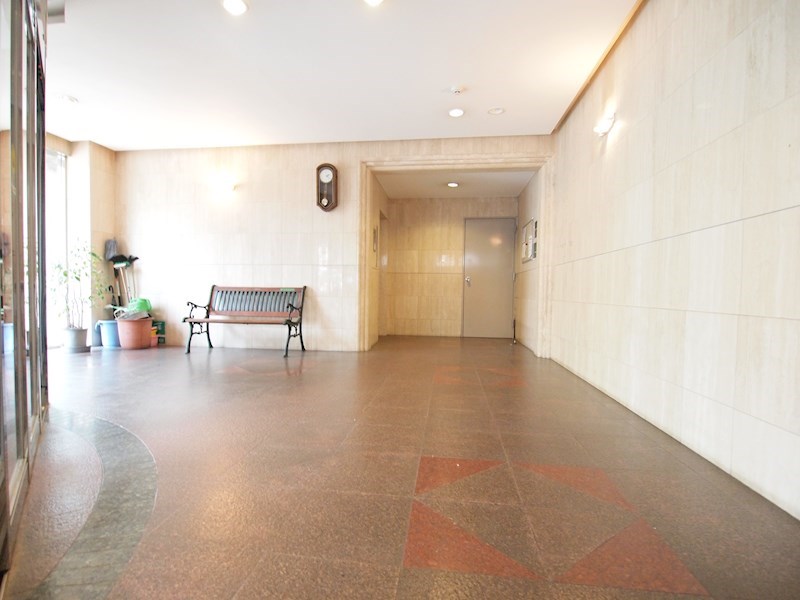 エントランス　お子さんも安心のオートロック