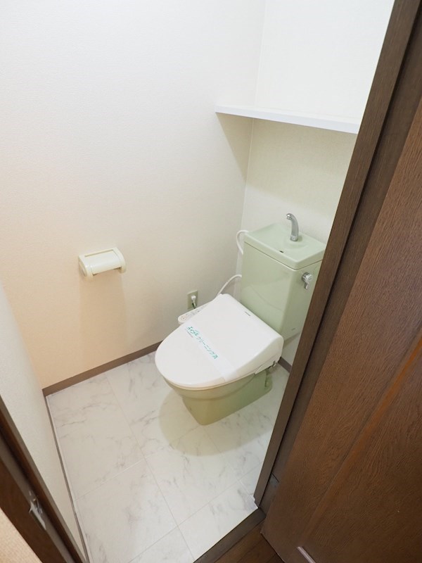 トイレ　トイレ。上部に棚があります