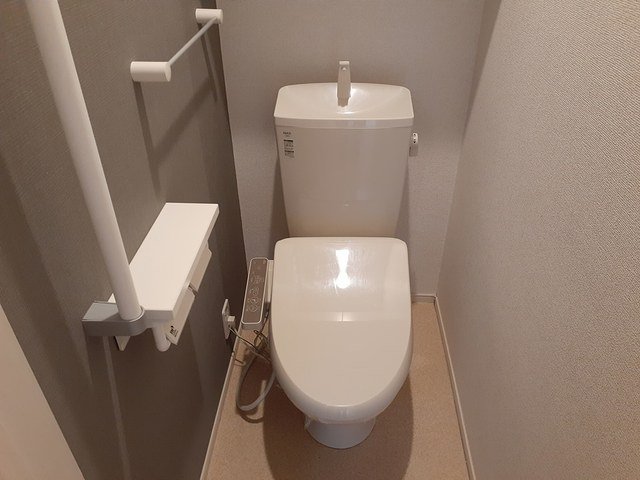 トイレ　落ち着いた色調のトイレです