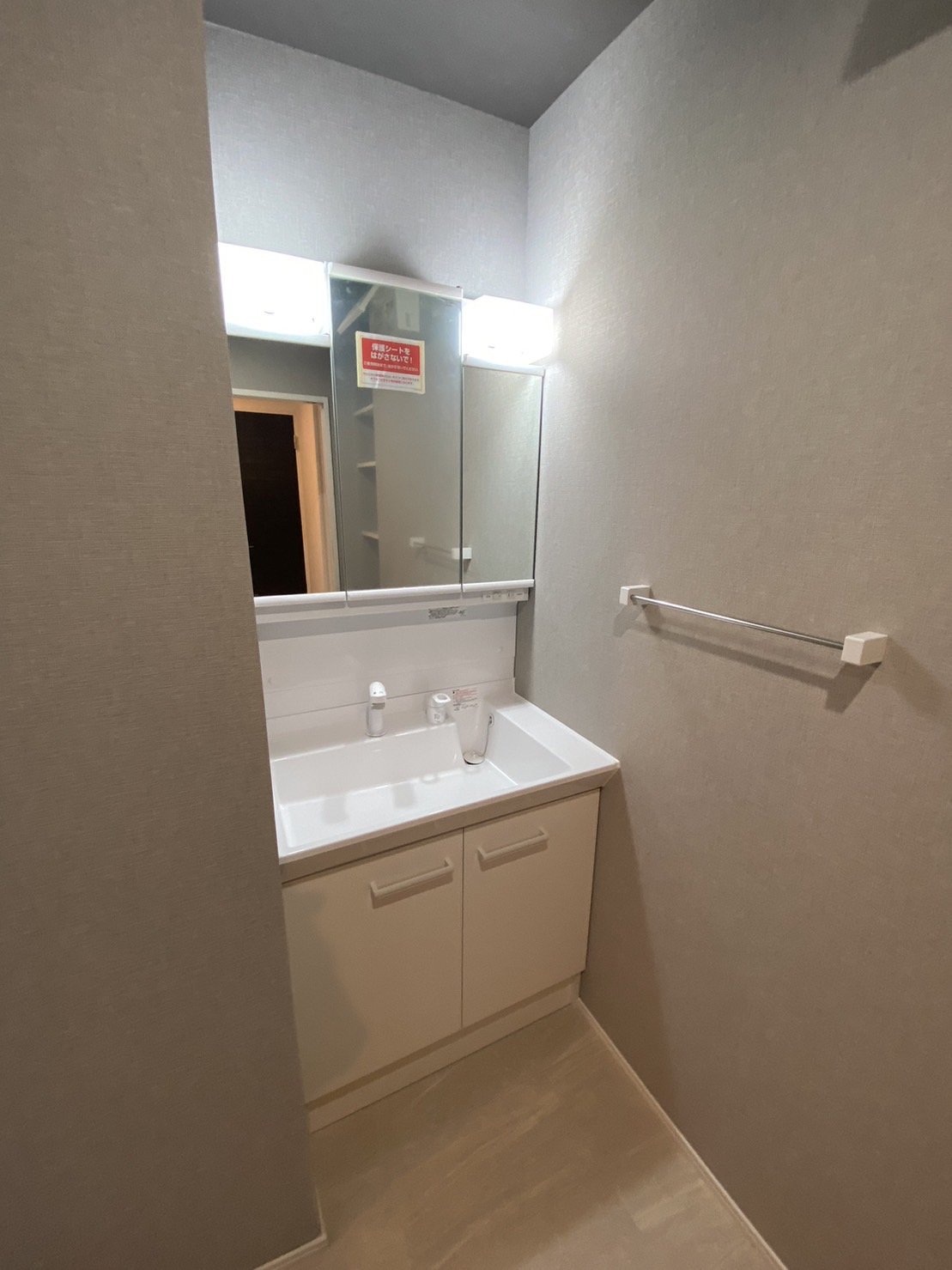 洗面設備　※写真は同型タイプ、現状優先