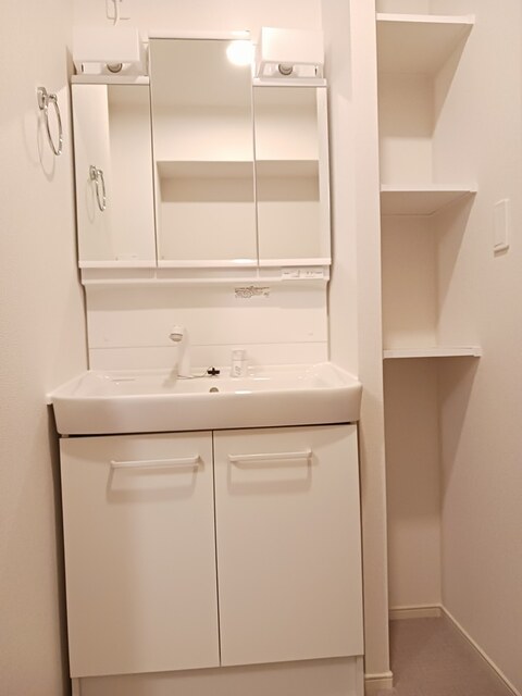 洗面設備　シャワー付きの洗面化粧台もありますよ♪