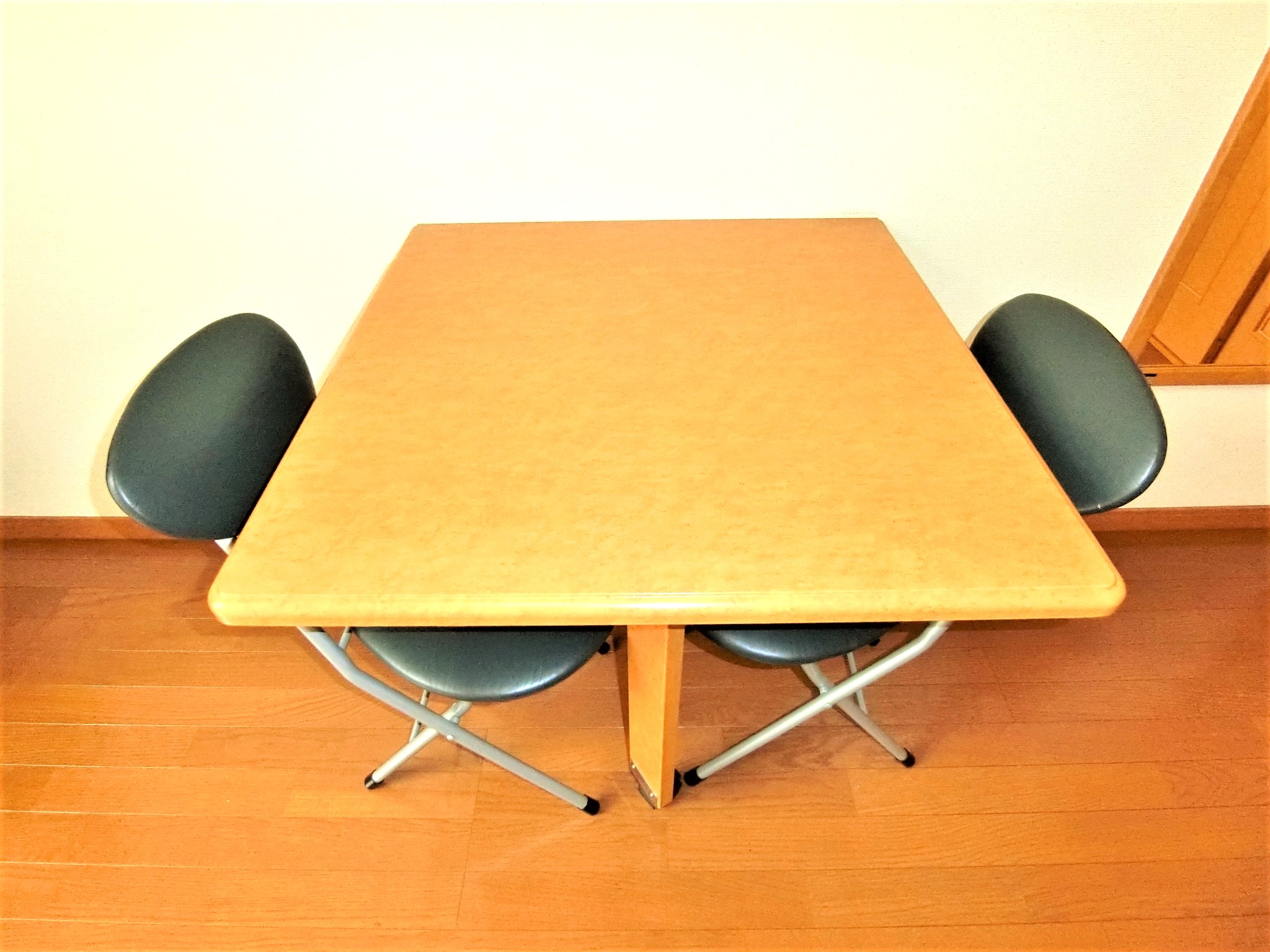 収納　折り畳み式机とイス２脚です☆