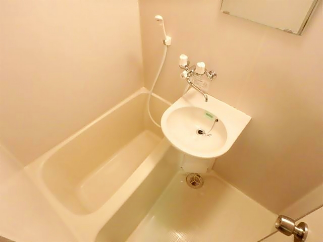バス・シャワールーム　清潔感のあるお風呂です。
