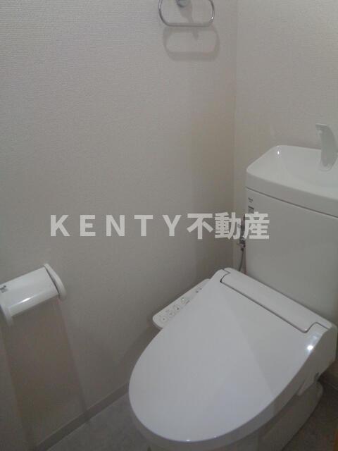 トイレ　落ち着いた色調のトイレです