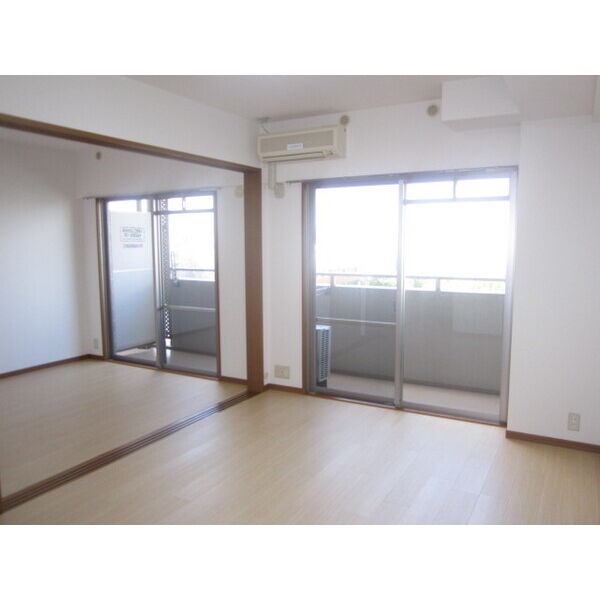 居室・リビング　家具の配置がしやすいリビングですね