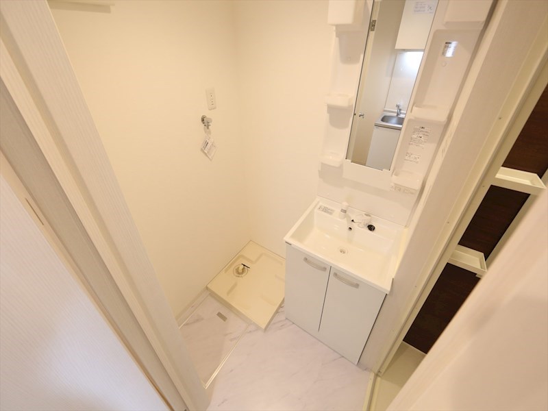 洗面設備　脱衣所　独立洗面台（シャンプードレッサー付）収納スペース有
