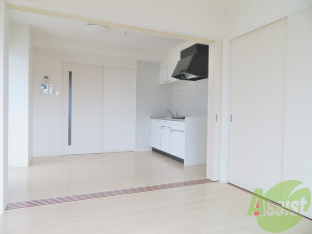 居室・リビング　陽の光が差し込む明るいお部屋は気持がいいですね～