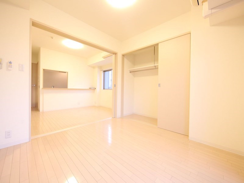 居室・リビング　ＬＤ8帖　洋室6帖　つなげても仕切っても使えます