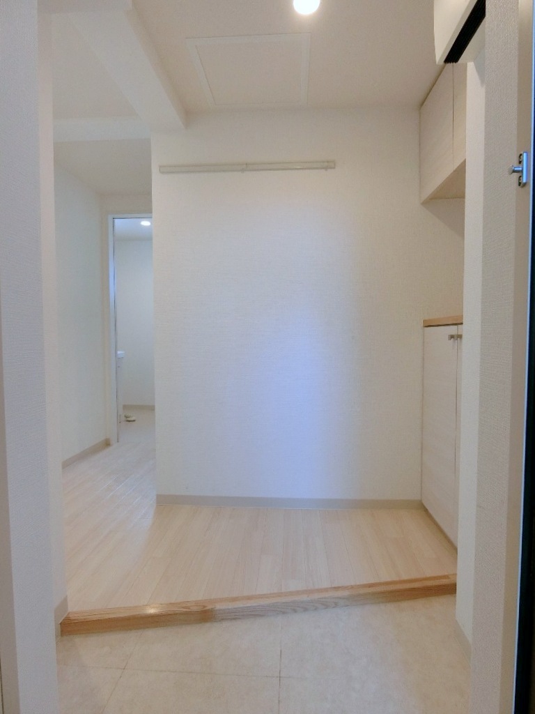 玄関　広々としたリビングです。