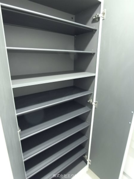 玄関　大きな下駄箱付きの玄関です。