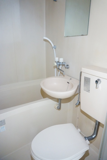 バス・シャワールーム　お掃除がしやすい洗面台付き３点ユニットです☆