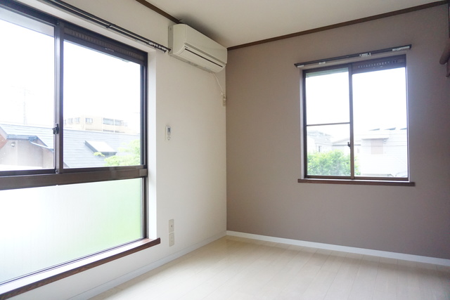 居室・リビング　南向きの明るい２面採光！風通しももちろん良好です♪