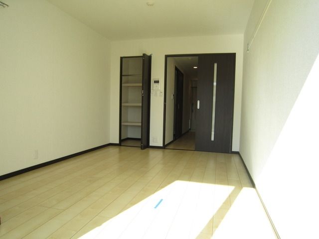 居室・リビング　8.5帖の広々洋室