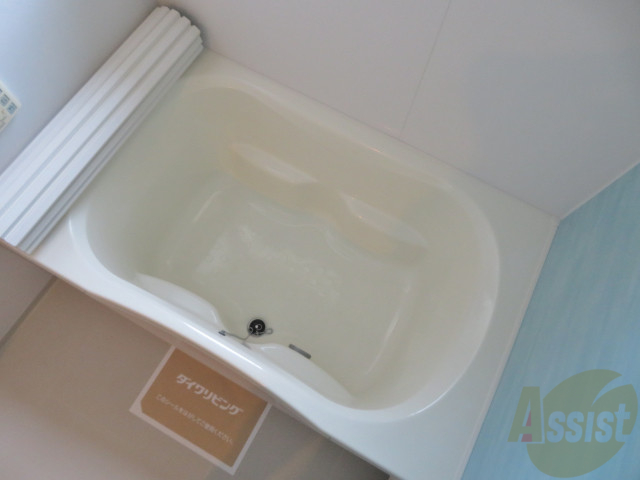 バス・シャワールーム　バスルームはこちらです。広々としてゆったり休めます。