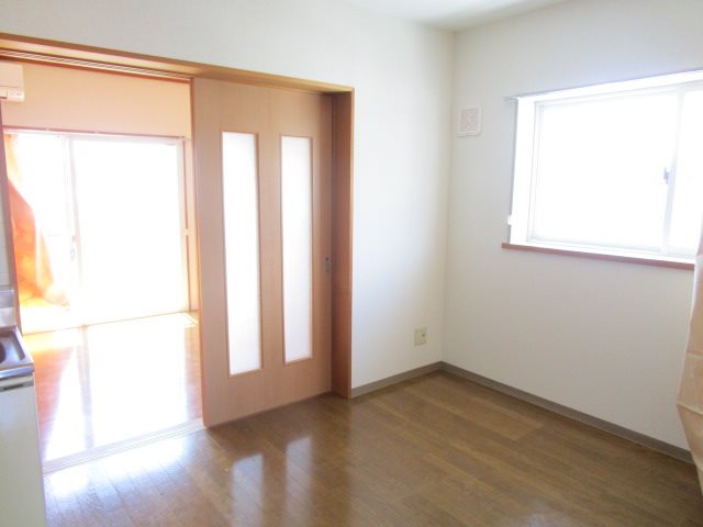 居室・リビング　写真は304号室です（参考）