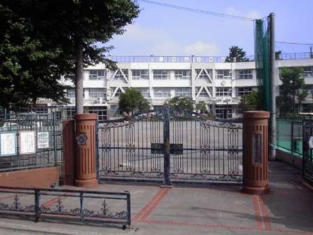 小学校　世田谷区立下北沢小学校（小学校）まで996m