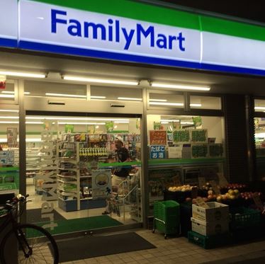 コンビニ　ファミリーマート 世田谷北沢四丁目店（コンビニ）まで215m
