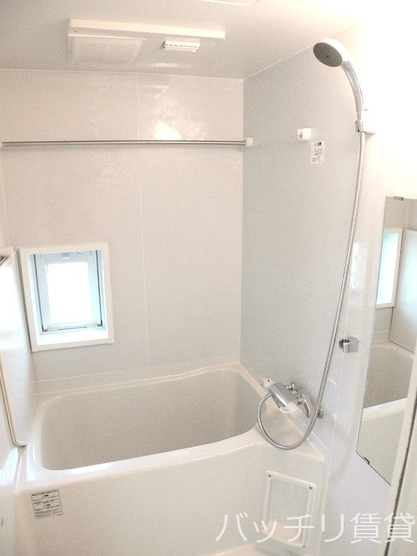 バス・シャワールーム　別号室タイプの為、現状を優先いたします