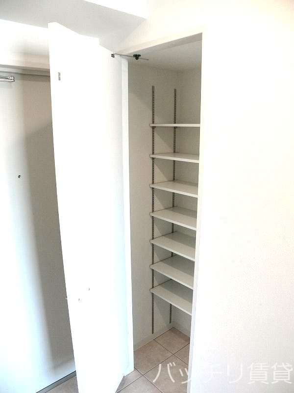 玄関　別号室タイプの為、現状を優先いたします