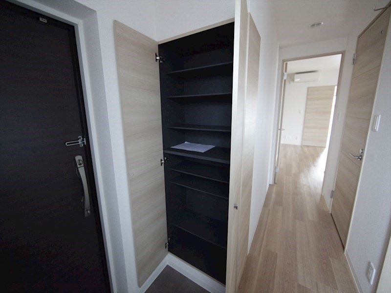 玄関　玄関　シューズボックス付（収納充実してます）