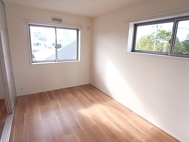 その他部屋・スペース　広くて明るい寝室