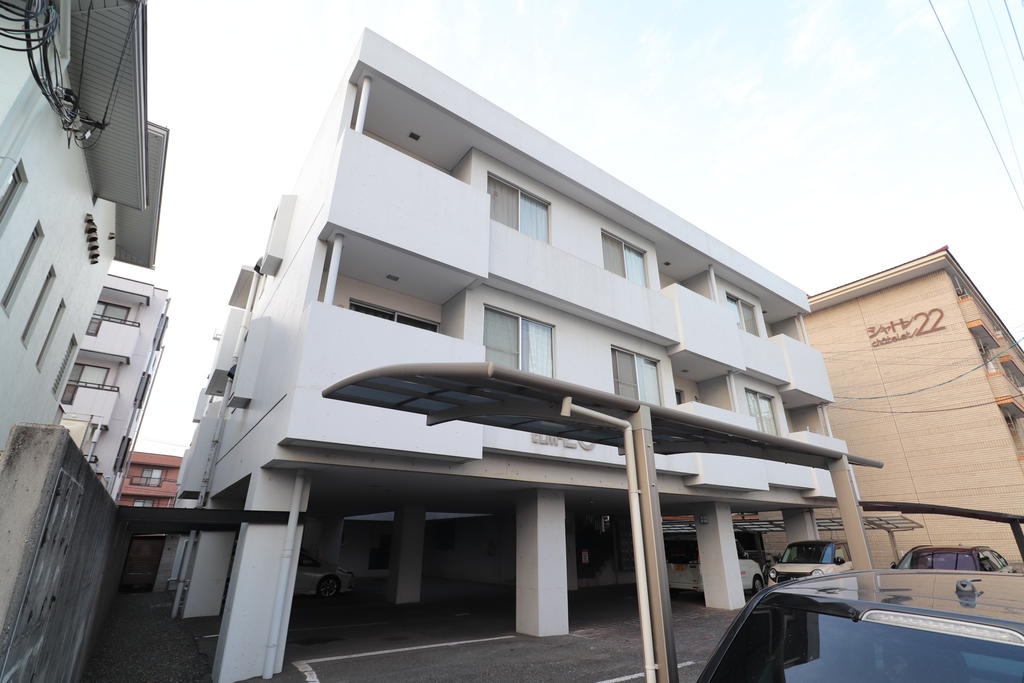 建物外観　1階部分が駐車場！