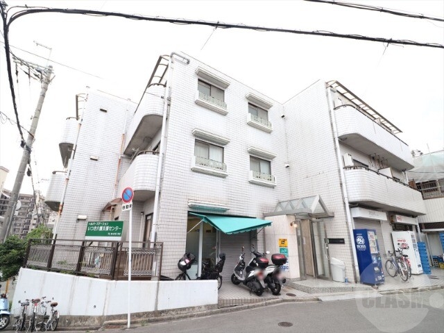 建物外観　鉄筋コンクリート造３階建てのマンション