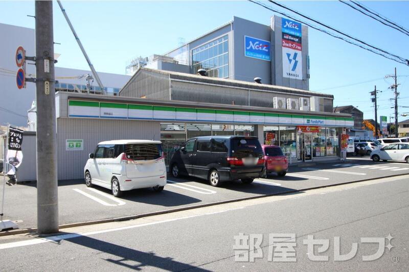 コンビニ　ファミリーマート港築盛店（コンビニ）まで52m