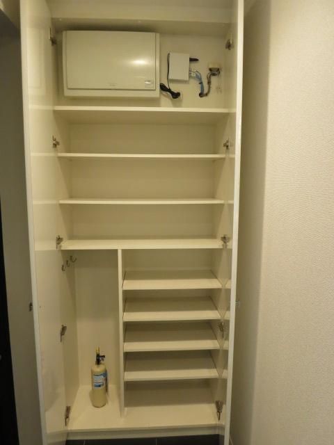 玄関　玄関脇シューズボックス多段式