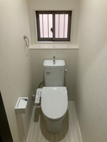 トイレ　温水洗浄便座付きです☆