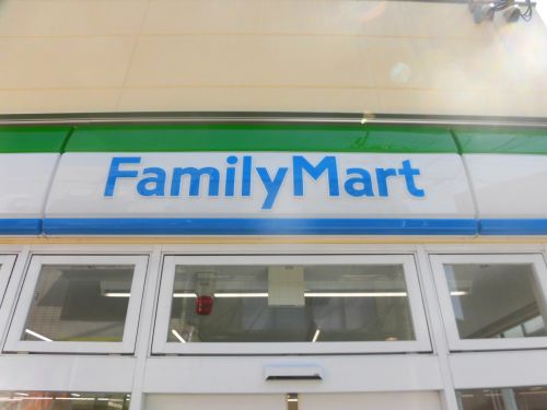 コンビニ　ファミリーマート大井一丁目店（コンビニ）まで61m