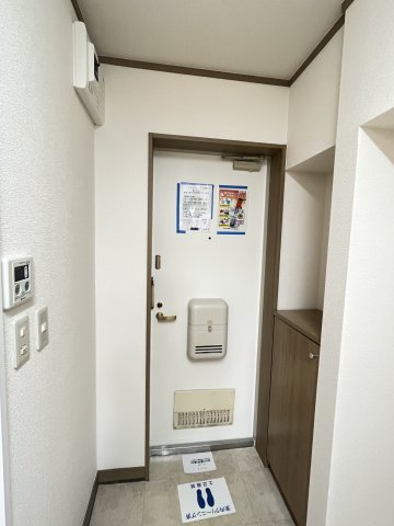 玄関　※同号室別部屋参考写真です