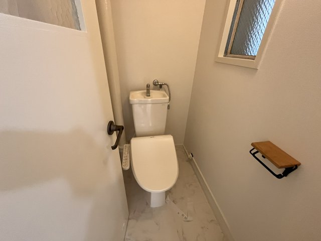 トイレ　落ち着いた色調のトイレです