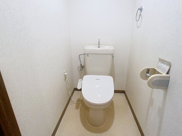 トイレ　掲載写真は空室の別部屋を掲載しております。実際のお部屋と仕様
