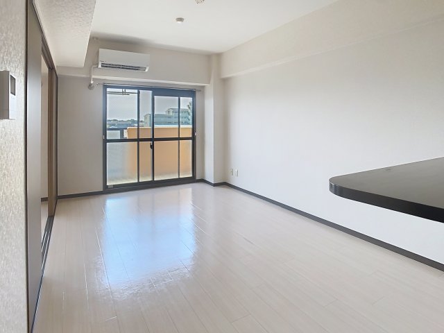 居室・リビング　掲載写真は空室の別部屋を掲載しております。実際のお部屋と仕様