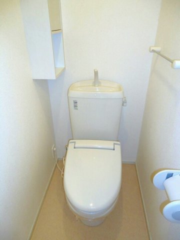 トイレ　落ち着いた色調のトイレです