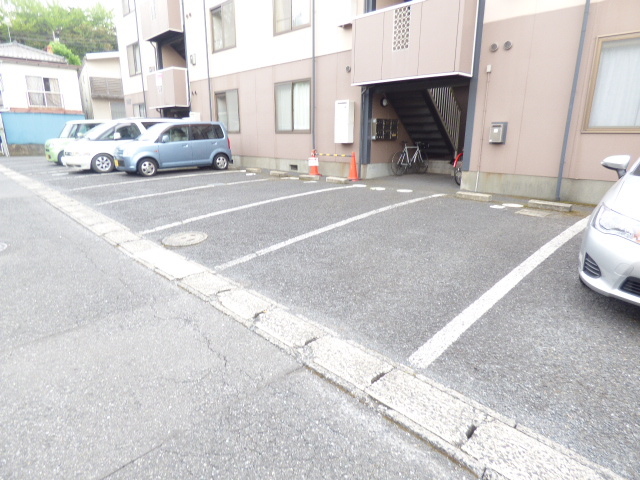 駐車場　敷地内に駐車場あります◎（要空確認）