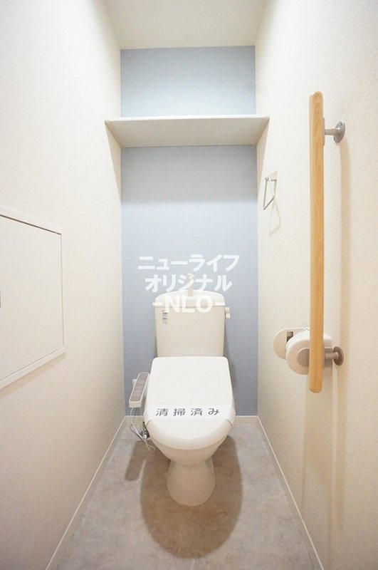 トイレ　限られた空間にもアクセントクロスを採用しお洒落に演出☆