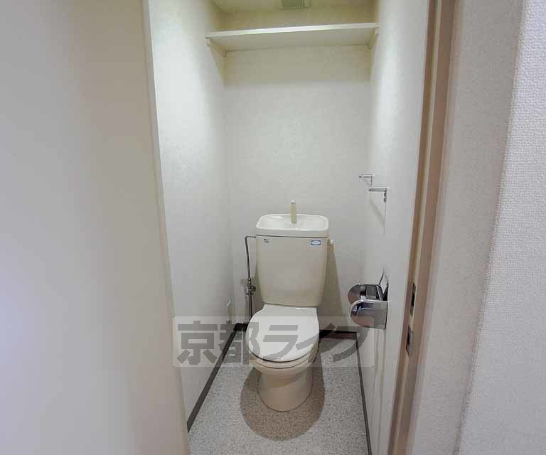 トイレ　棚付きの広いトイレット空間