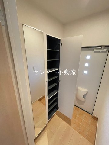 玄関　収納もある玄関です