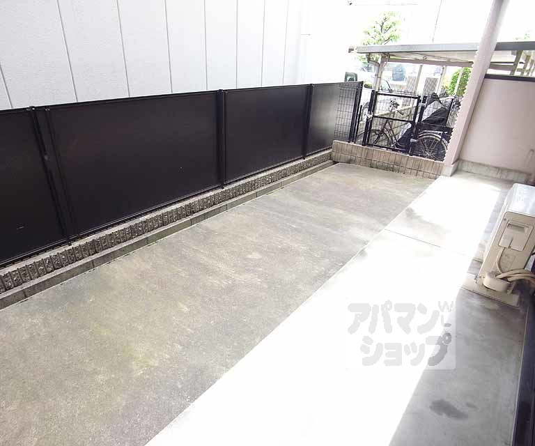 バルコニー　１階のベランダは専用にはとても広いです。