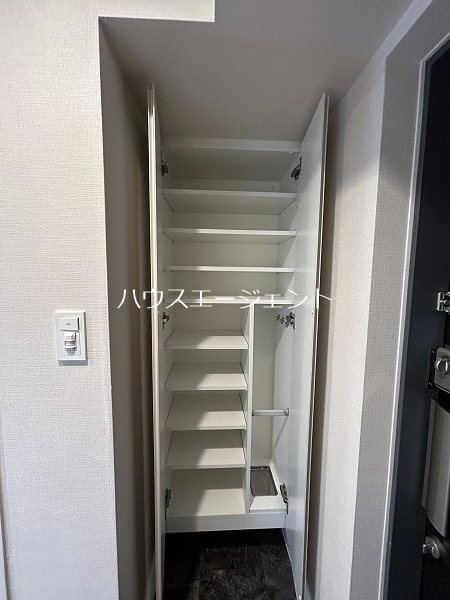 玄関　玄関にはシューズボックスがございます。※参考画像